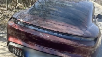 У Львові оштрафували водія Porsche за обгін трамвая зустрічною смугою