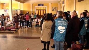 Учасники капели "Трембіта" заспівали для переселенців на львівському залізничному вокзалі