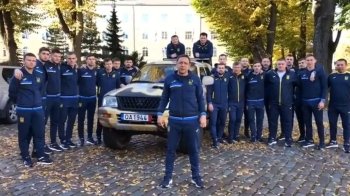 Автомобіль для ЗСУ замість преміальних: гравці збірної України з футзалу допомогли військовим