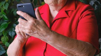 Свекруха викликала поліцію на невістку, яка не взяла її на цвинтар