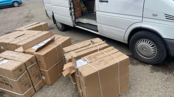 Люди вивантажили коробки із мікроавтобусу