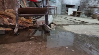 Вода з «підземного озера» руйнує фундамент: львів’яни скаржаться на витік, що затоплює підвал будинку