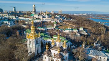 Попи УПЦ МП повісили у Лаврі портрети Ніколая ІІ та його матері (відео)