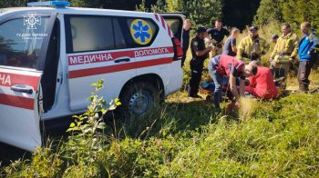 Під час збирання грибів в лісі на Львівщині чоловік впав з 10-метрового обриву