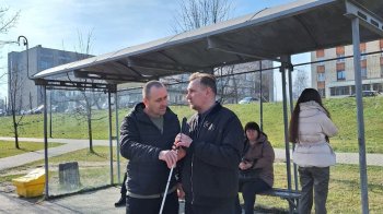 Незрячий ветеран з інструктором вивчають зупинку громадського транспорту, Львів, 2024. Фото Олесі Перепеченко/ГС «Сучасний погляд»
