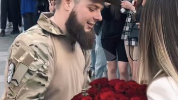 У мережі з’явилось зворушливе відео: військовий зробив пропозицію коханій у центрі Львова