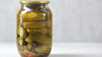 Львів’янина оштрафували на 51 грн за викинуту з вікна банку огірків на машину