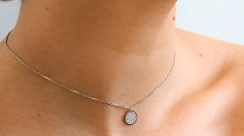 Кольє з діамантом: прикраса, що завершує образ, не підкоряючи його