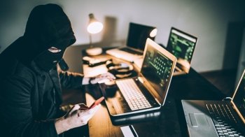 Шахраї пропонують гроші, щоб отримати персональні дані.