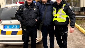 Задихалася дворічна дівчинка: львівські патрульні супроводили у лікарню автомобіль львів’янина