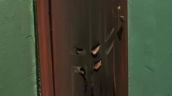 У Львові двоє чоловіків вночі підпалили вхідні двері квартири