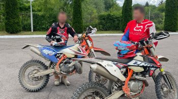 Перетнули кордон і не помітили: на Закарпатті затримали двох мотоциклістів з Чехії