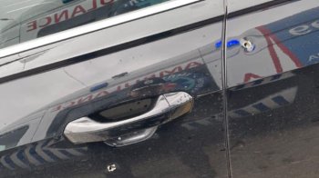 машина з слідом від кулі