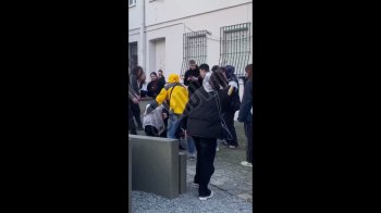 У центрі Львова жорстоко побилися молоді дівчата (відео)