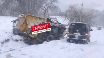 Львівщину засніжило, «все стоїть»: яка ситуація на дорогах Львова та області (відео)