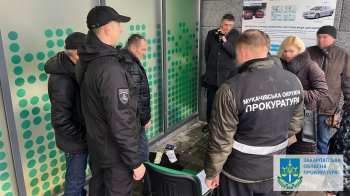 Співробітник сервісного центру МВС на Закарпатті брав хабарі за елітні номерні знаки