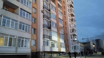 Вибиті вікна в житлових будинках після ракетного удару росіян по Львову, 15 лютого 2024, фото Ігоря Зінкевича