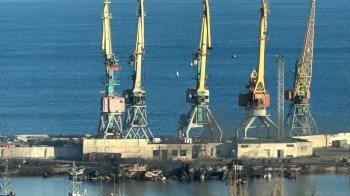 Росіяни кажуть, що корабель «пошкоджено», однак із фото випливає, що його знищено, фото з соцмереж