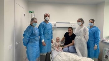У Львові лікарі трансплантували стовбурові клітини кісткового мозку дівчинці з Харківщини