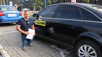 Перший слухач автошколи для людей з інвалідністю на Львівщині отримав посвідчення водія