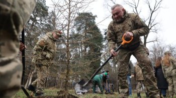 Засадження скверу в Брюховичах
