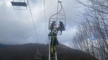 На Закарпатті в горах на зламаному підіймачі застрягли 22 туристи