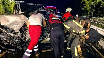 Внаслідок ДТП у Винниках рятувальникам довелось діставати тіло загиблої водійки