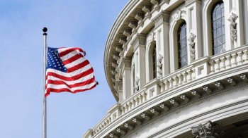 Прапор США розвівається на фоні неба