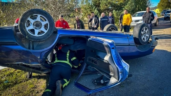 Внаслідок ДТП рятувальникам довелось деблокувати пасажира з перекинутої автівки на Львівщині
