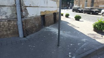 На перехожих летить цегла та штукатурка: львів’яни поскаржились на небезпечний фасад будинку (фото)