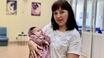 Мати з прооперованою дівчинкою