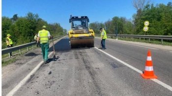 Дорожники ремонтують дорожнє покриття на напрямку Зимна Вода – Холодновідка
