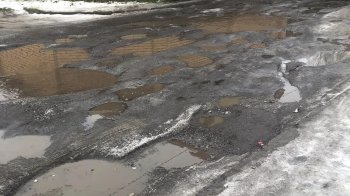 У Залізничному районі Львова мешканці скаржаться на неприбрану та непосипану пішохідну доріжку