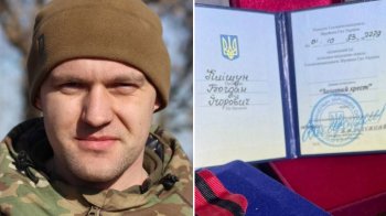 На фото: Богдан Кліщун і указ про нагородження його "Золотим хрестом"