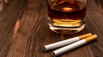 В Україні можуть заборонити купувати алкоголь та тютюнові вироби за готівку