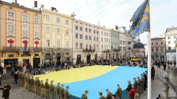 Біля львівської ратуші урочисто заспівають Гімн України