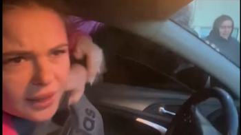 Розлючений натовп намагався витягнути жінку з автомобіля