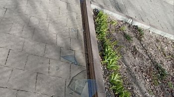 У Львові випало скло з віконної рами під’їзду, поруч проходила дитина
