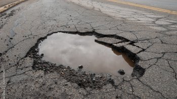В Італії чоловіка оштрафували за те, що самотужки залатав яму на дорозі, і наказали повернути її назад