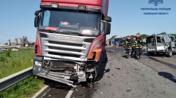 На Львівщині на трасі Київ — Чоп сталася ДТП з загиблим: рух перекритий (фото)