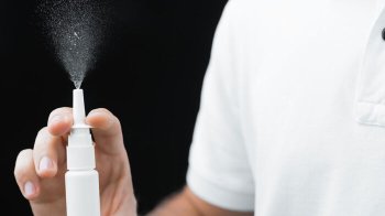 Вчені розповіли, чому назальна вакцина-спрей AstraZeneca проти коронавірусу виявилася недієвою