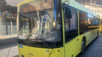 Внаслідок різкого гальмування дві пасажирки автобуса потрапили в лікарню