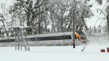 На Львівській залізниці через погіршення погодних умов запізнюються потяги