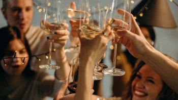 Безпечні свята: що приготувати, як не переїсти та уникнути похмілля