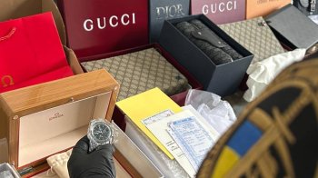 Митники на Львівщині зупинили бус із контрабандою брендових речей на пів мільйона гривень