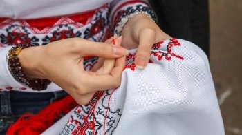 "Bayraktar" на вишиванці: львівський бренд відтворив на сорочці безпілотник