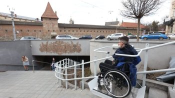 Перші підйомники для людей з інвалідністю встановили у підземному переході у Львові