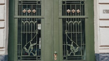 У Львові відреставрували сецесійну браму з латунними квітами