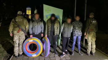 Двоє ухилянтів намагалися втекти за кордон на дитячих надувних колах