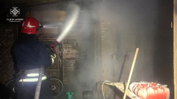 Згорів дах, 1,5 т сіна та стіни будівлі: вогнеборці Львівщини ліквідували 3 пожежі в господарських будівлях